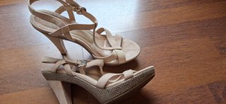 Sandalias de tacón beige