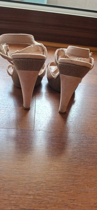 Sandalias de tacón beige