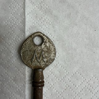 Llave antigua de latón con diseño floral
