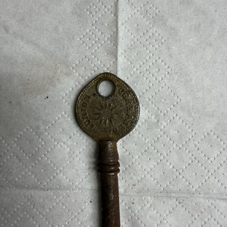 Llave antigua de latón con diseño floral