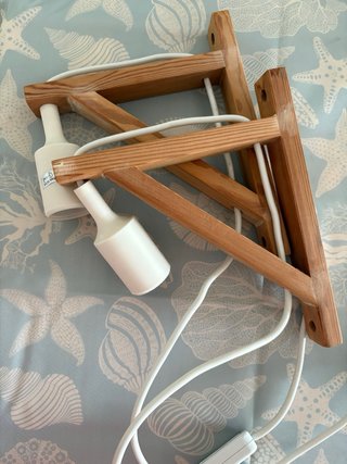 Cabecero de madera con apliques de luz