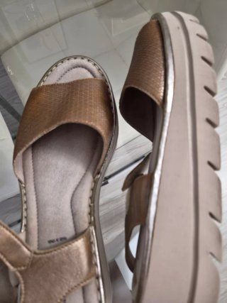 Sandalias doradas cómodas