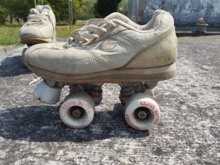 Patines de ruedas blancos