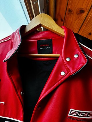 Chaqueta Estilo Motero Bershka Roja y Negra Talla