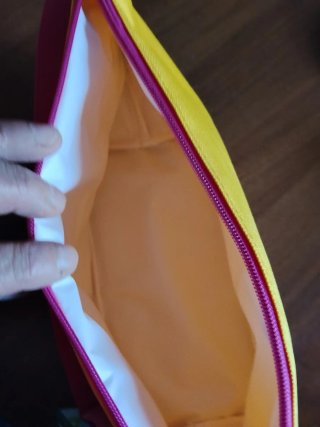 Pochette termica gialla con dettagli rossi
