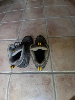 Botas de montaña grises