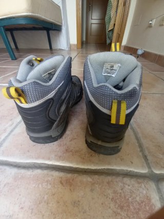 Botas de montaña grises