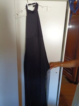 Vestido largo negro con detalles brillantes