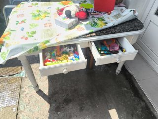Mesa de cocina blanca con tapa de mármol
