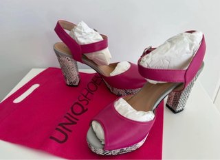 Zapatos de tacón UNIQUE SHOES fucsia y serpiente