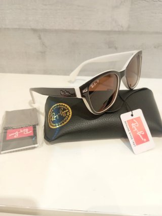 Gafas de sol negras y blancas