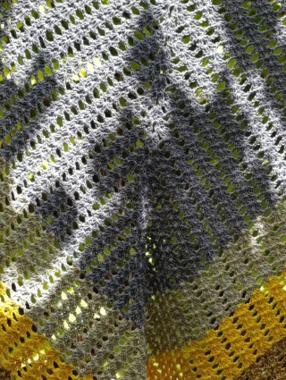Chal tejido a mano gris y amarillo
