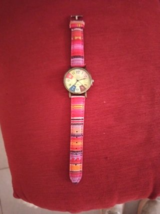 Reloj de pulsera multicolor