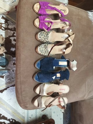 Sandalias cuña mujer oro y morado