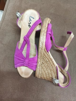 Sandalias cuña mujer oro y morado