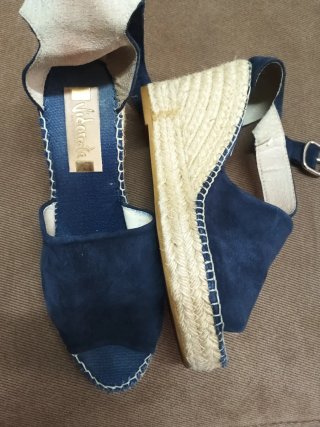 Sandalias cuña mujer oro y morado