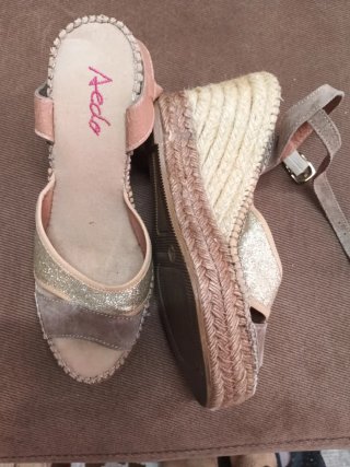 Sandalias cuña mujer oro y morado