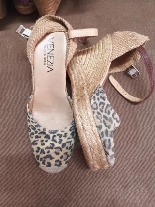Sandalias cuña mujer oro y morado