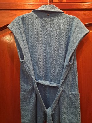 Chaleco azul con cinturón