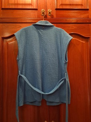Chaleco azul con cinturón