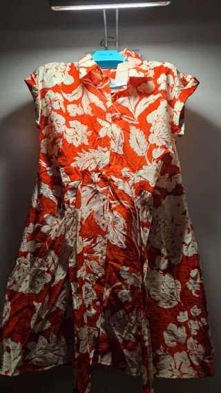 Blusa floral rojo y blanco Talla M
