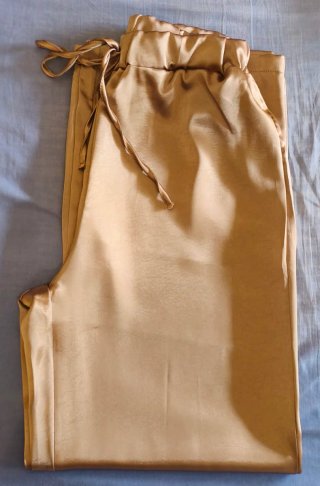 Pantalón ligero dorado