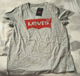Camiseta Levi's Gris Logo Rojo nueva con etiquetas