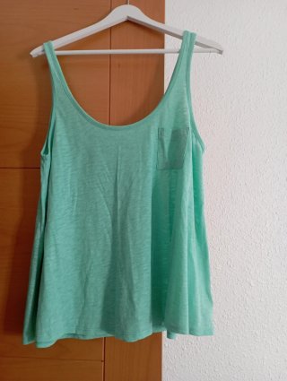 Top verde con bolsillo