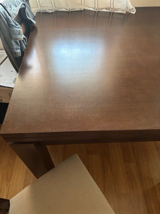 Mesa de madera maciza con 4 sillas sin usar.