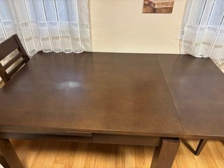 Mesa de madera maciza con 4 sillas sin usar.