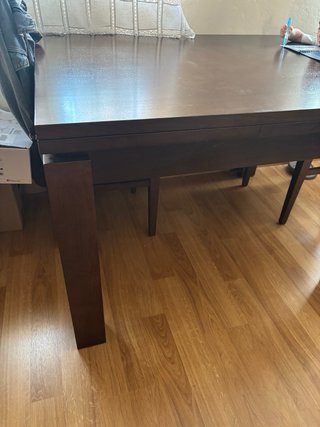 Mesa de madera maciza con 4 sillas sin usar.