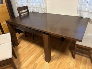 Mesa de madera maciza con 4 sillas sin usar.