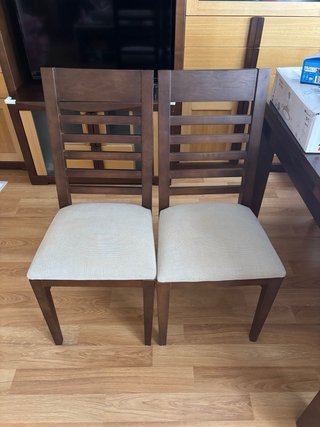 Mesa de madera maciza con 4 sillas sin usar.