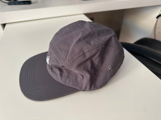 Gorra gris con logo de montaña