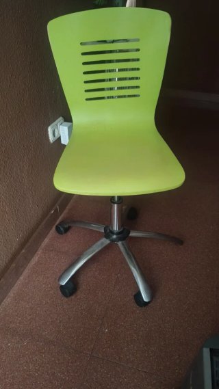 Silla de escritorio verde con base cromada
