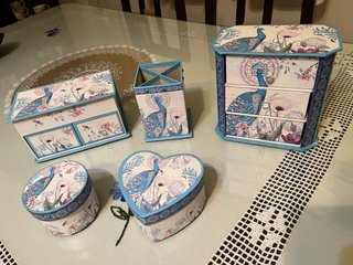 Juego 5 Joyeros y muy  Decorativos de carton duro.