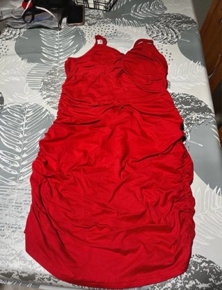 Vestido rojo con tirantes y fruncido