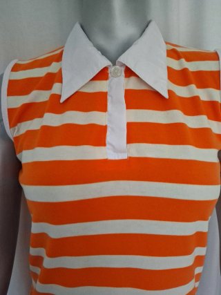 Polo sin mangas naranja y blanco