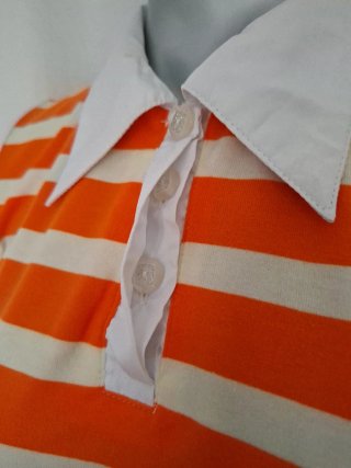 Polo sin mangas naranja y blanco