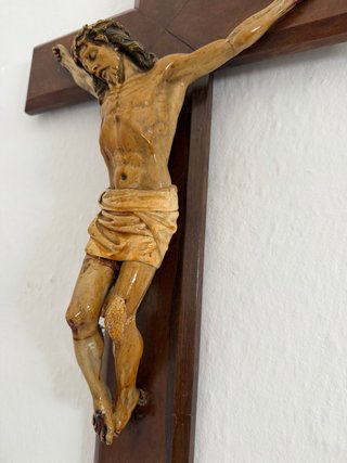 Crucifijo de madera con figura de Jesucristo