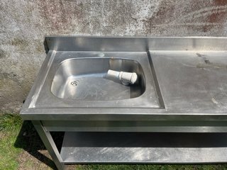 Mesa de cocina y lavabo de acero inoxidable