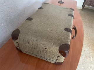 Maleta antigua vintage de viaje beige y marrón