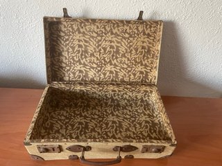 Maleta antigua vintage de viaje beige y marrón