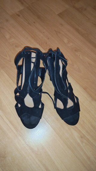 Lote de calzado: Zapatillas y tacones