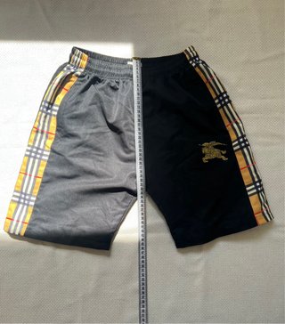 Pantalón corto de verano con bolsillos de marca