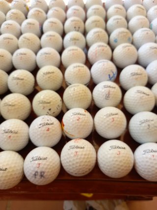 84  Bolas de Golf Titleist variadas.