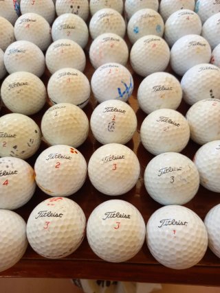 84  Bolas de Golf Titleist variadas.