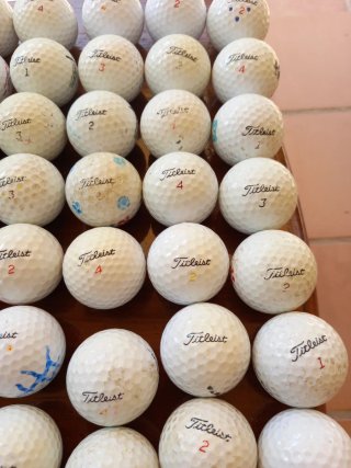 84  Bolas de Golf Titleist variadas.