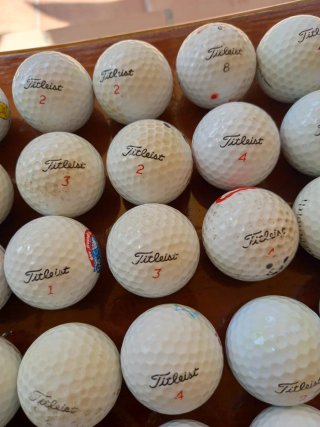 84  Bolas de Golf Titleist variadas.