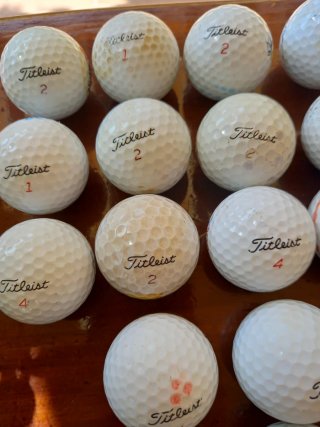 84  Bolas de Golf Titleist variadas.